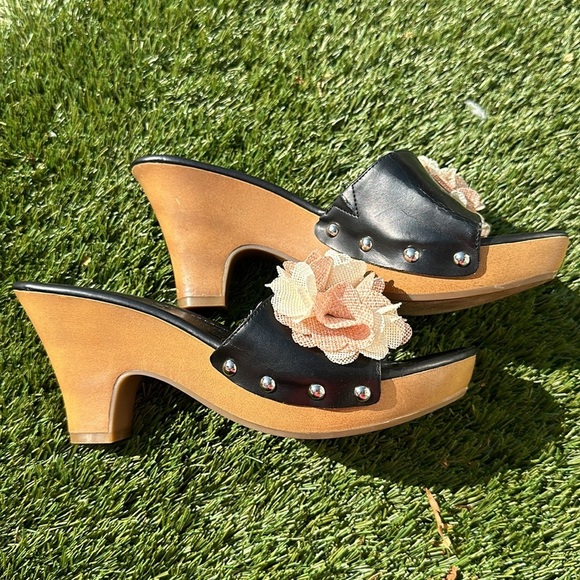 UNISA Black leather mule with flower appliqué with synthetic heal size 8.5 - Picture 2 of 12